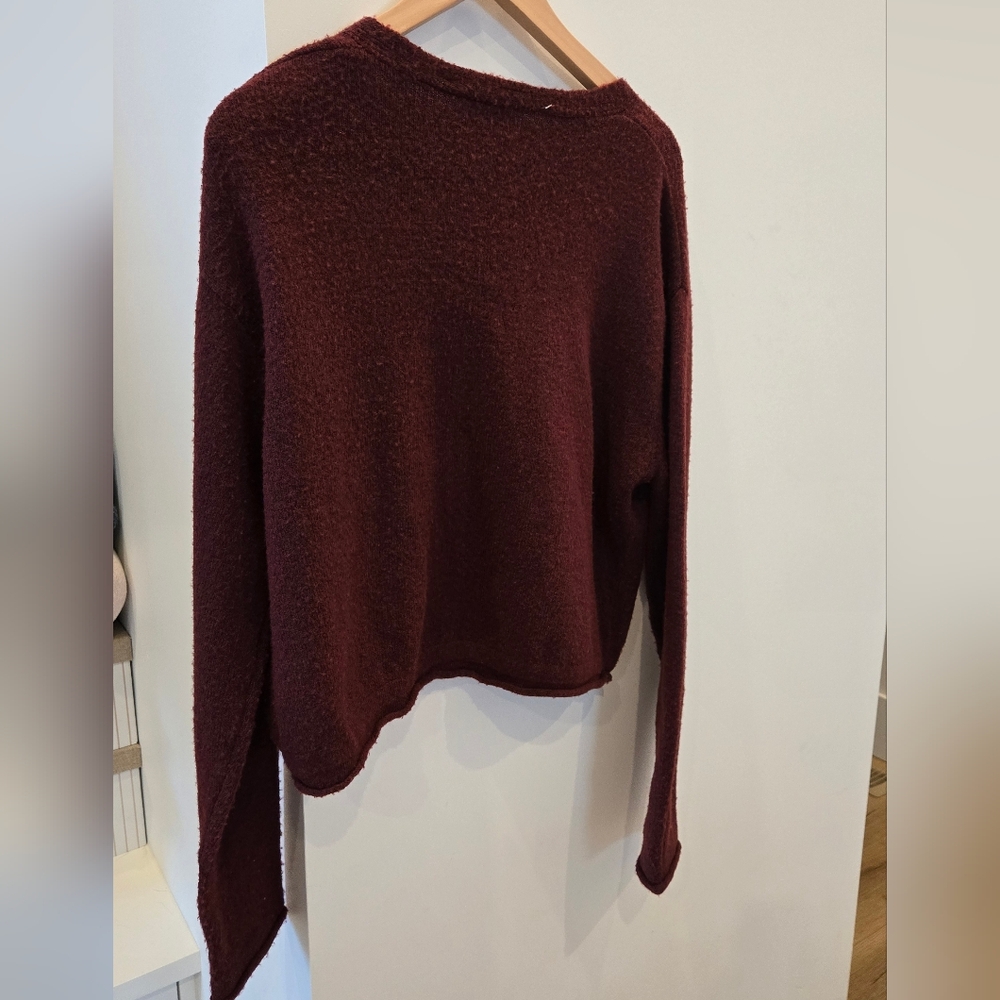 Willow & Wynd V-Neck Sweater in Deep Burgundy - Cropped - Picture 2 of 3